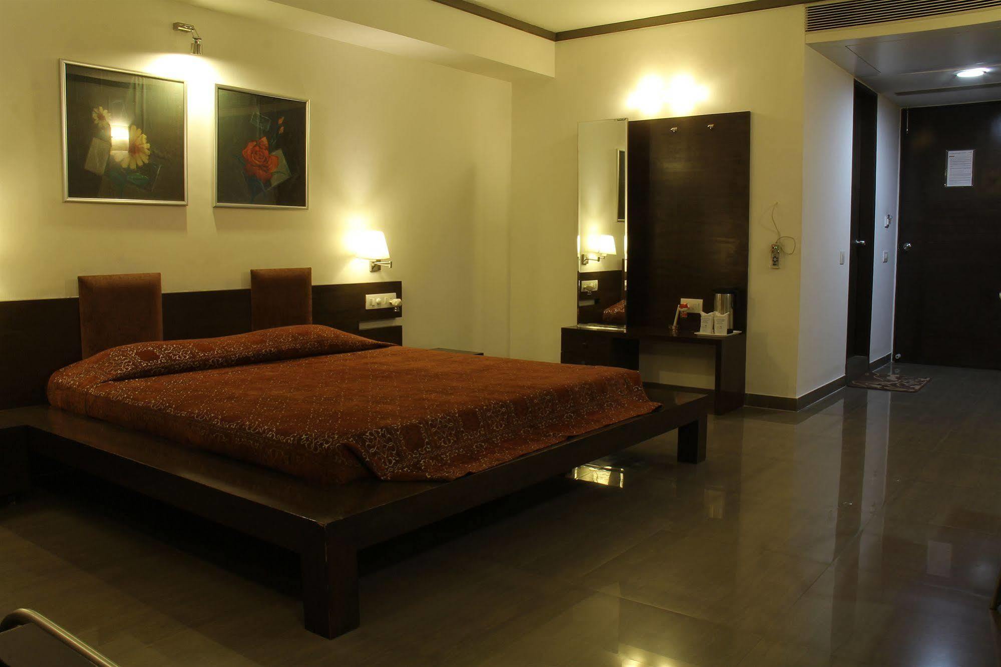 Hotel Platinum Inn Ahmedabad Exterior photo